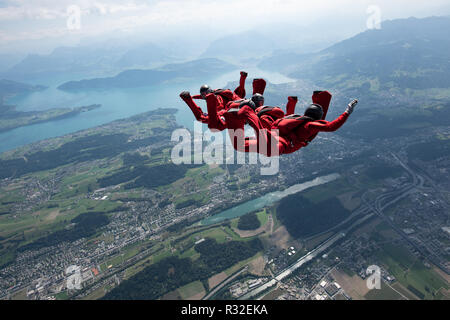 Skydiving team training nei cieli sopra la zona di Lucerna Foto Stock