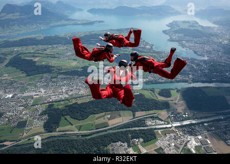 Skydiving team training nei cieli sopra la zona di Lucerna Foto Stock