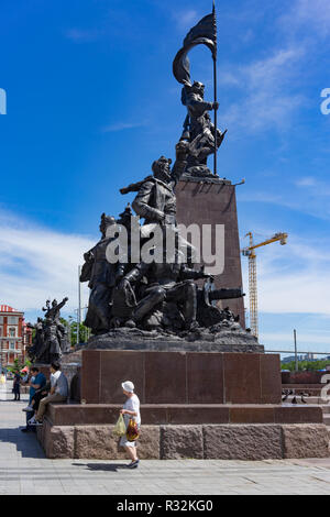 Vladivostok, Russia-October 20, 2018: Monumento all'armata rossa contro il cielo blu. Foto Stock