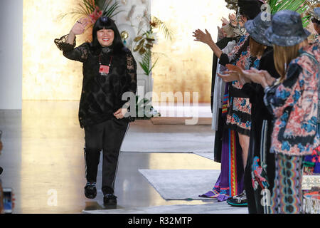 NEW YORK, NY - 10 settembre: Designer Anna Sui passeggiate la pista per Anna Sui durante la settimana della moda di New York: La Mostra alla Galleria ho a molla Studios su Foto Stock