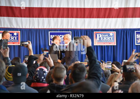 Vice Presidente Mike Pence e Lloyd Smucker noi Rappresentante repubblicano Pennsylvania Foto Stock