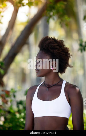 Una bellissima giovane africano donna brasiliana su una spiaggia idilliaca di Bahia Foto Stock