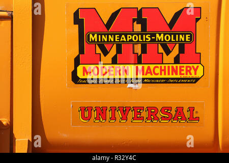 Trattore- Minneapolis Moline moderni macchinari Universal logo. Dal modello 1948 ZTU. Canfield fiera. Mahoning County Fair. Canfield, Youngstown, Ohio, Stati Uniti d'America Foto Stock