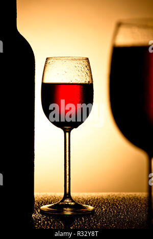 Bicchieri di vino in luce posteriore Foto Stock