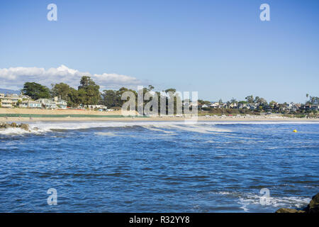 Vista verso la Twin Lakes State Beach dal molo vicino a Santa Cruz, in California Foto Stock