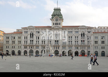 TRIESTE, ITALIA - 13 ottobre: Piazza dell'Unità d'Italia a Trieste il 13 ottobre 2014. Principali grande piazza dell'Unità italiana con sede municipale in cerca Foto Stock