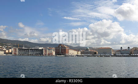 TRIESTE, ITALIA - 14 ottobre 2014: Panoramica Cityscape dal Molo Audace Dock a Trieste, Italia. Foto Stock