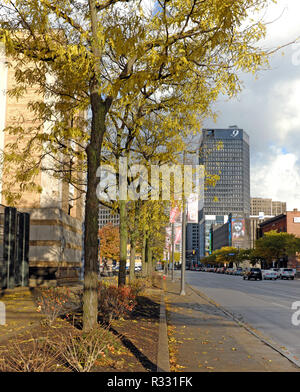 Caduta delle Foglie compare su East 9th Street nel centro di Cleveland, Ohio, Stati Uniti d'America nel distretto di Gateway. Foto Stock