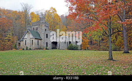 Il castello di Squires incorniciato da Ohio caduta delle foglie nel nord Chagrin Prenotazione in Willoughby, Ohio durante l'autunno 2018 stagione. Foto Stock