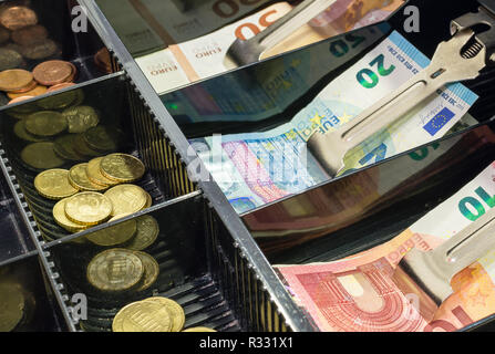 Angolo di Alta Vista del registratore di cassa cassetto pieno di monete e  le fatture in euro Foto stock - Alamy