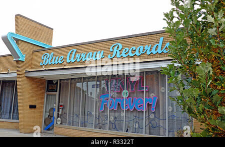 Freccia blu record, un negozio indipendente specializzato in vinile e oggetti vintage, ha una distinta di metà secolo storefront in Cleveland, Ohio, Stati Uniti d'America Foto Stock