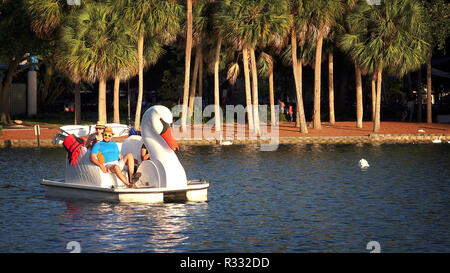 ORLANDO, FLORIDA - 21 Maggio: Turisti in barca a remi a Lake Eola Park a Orlando in Florida il 21 maggio 2016. Foto Stock