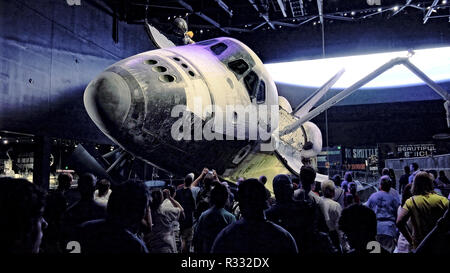 CAPE CANAVERAL, in Florida - Giugno 14th: una folla di visitatori visualizza lo space shuttle Atlantis al Kennedy Space Center di Cape Canaveral, in Florida, il Giu Foto Stock