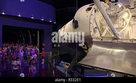 CAPE CANAVERAL, in Florida - Giugno 14th: una folla di visitatori visualizza lo space shuttle Atlantis al Kennedy Space Center di Cape Canaveral, in Florida, il Giu Foto Stock