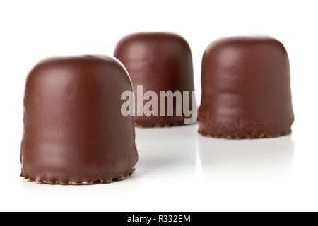 Tre tutta tedesca di specialit dolci 'Schokokuss' o 'Schokoschaumkuss' (piccolo di cioccolato coperto farcita con zucchero schiumoso) su sfondo bianco Foto Stock