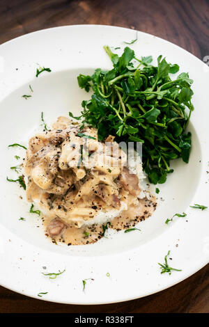 La carne di maiale Stroganoff con crema di funghi e la salsa di paprika pasto gourmet nel ristorante Foto Stock