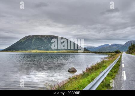 Norwegen, Andenes, Andøy, Andøya, Vesterålen, Nordland, Straße, Leitschiene, Ufer, Küste, Insel, Hinnøya, E10, Europastraße, Sund, Fiordo, Gullesfjorde Foto Stock