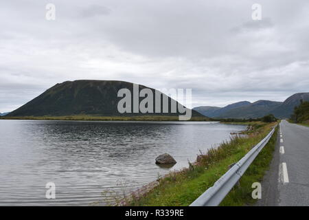 Norwegen, Andenes, Andøy, Andøya, Vesterålen, Nordland, Straße, Leitschiene, Ufer, Küste, Insel, Hinnøya, E10, Europastraße, Sund, Fiordo, Gullesfjorde Foto Stock