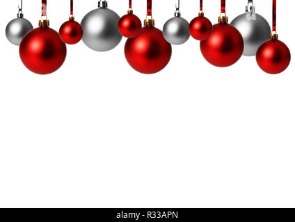 Rosso e argento palle di Natale appeso,esentati a sfondo bianco Foto Stock