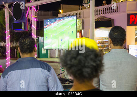 Sharm El-Shaikh, Egitto - 2 Novembre 2018:- photo per gli Egiziani guardando la partita di calcio in città egiziana di Sharm el-Sheikh. Foto Stock