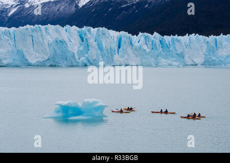 I turisti in kayak vicino il Ghiacciaio Perito Moreno in Argentina Foto Stock