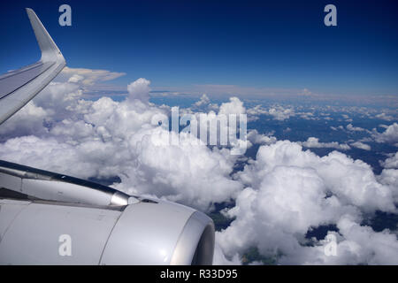 Boeing 737 MAX vista aerea di motore, ala, e l'orizzonte della terra, che vola sopra le nuvole sopra il Sud America Foto Stock