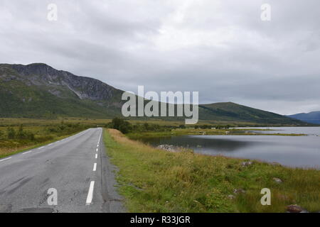 Norwegen, Andenes, Andøy, Andøya, Vesterålen, Nordland, Straße, Leitschiene, Ufer, Küste, Insel, Hinnøya, E10, Europastraße, Sund, Fiordo, Gullesfjorde Foto Stock