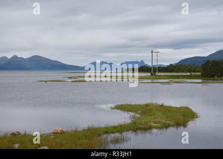 Norwegen, Andenes, Andøy, Andøya, Vesterålen, Nordland, Straße, Leitschiene, Ufer, Küste, Insel, Hinnøya, E10, Europastraße, Sund, Fiordo, Gullesfjorde Foto Stock