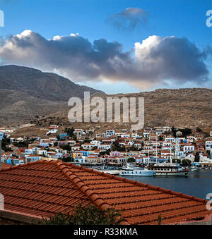 Le isole greche. Il porto di Halki isola Foto Stock