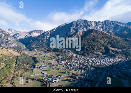 Vista panoramica di Bormio in Alta Valtellina. Famosa stazione sciistica nelle Alpi Foto Stock