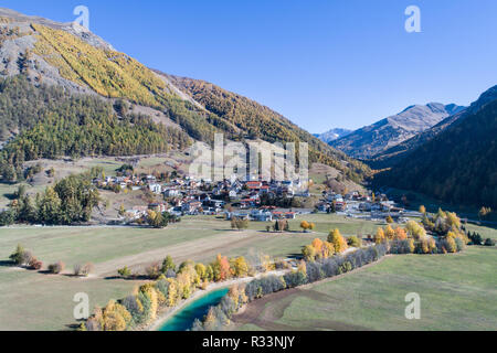 Villaggio di Curon Venosta. Trentino Alto Adige. Foto aerea Foto Stock