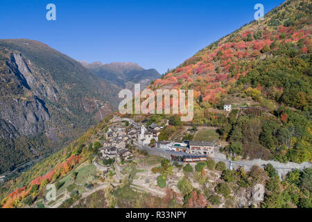 Piccolo villaggio di Roncaiola vicino a Tirano. Villaggio di Montagna in Valtellina, paesaggio autunnale. Provincia di Sondrio. Foto Stock