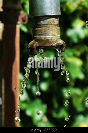 Rubinetto dall'acqua fluente Foto Stock