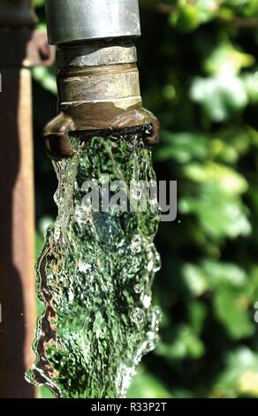 Rubinetto dall'acqua fluente Foto Stock