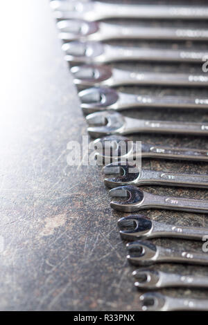 In vanadio cromato chiave. Chiave industriale sul vecchio tavolo. Foto Stock