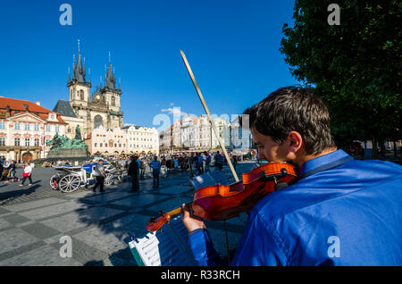 Musicista giocando violin su 'Staromestske Namesti', la piazza principale del borgo 'Stare Mesto" con "chram Tyn-', la Chiesa di Tyn Foto Stock