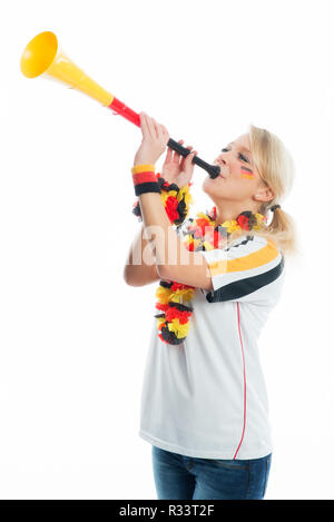 Blonde appassionato di calcio con vuvuzela Foto Stock