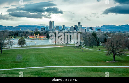 Downtown Denver Skyline all'alba con la costruzione di illuminazione accesa Foto Stock