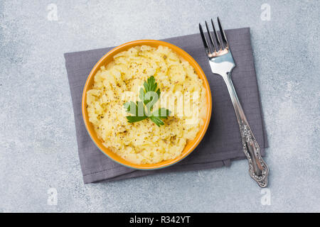 Purè di patate con erbe aromatiche, crostini e limone in una piastra su tovaglioli Foto Stock