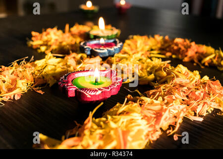 Una vista tipica di diyas per celebrare diwali e dhanteras festival in India Foto Stock