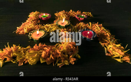 Una vista tipica di diyas per celebrare diwali e dhanteras festival in India Foto Stock