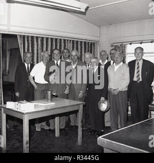 196Y, un gruppo di uomini anziani si riuniscono per una foto a una festa di pensionamento in un club sportivo, Inghilterra, Regno Unito. Foto Stock