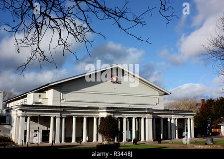 Il De Montfort Hall di Leicester, Inghilterra, vicino al Victoria Park Foto Stock