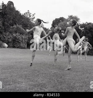 1967, tring arts festival, giovani donne ballerini dalle arti didattico della Scuola di eseguire insieme al di fuori di un campo di erba. Fondata come la scuola sorella della London School, è ora conosciuto come il Tring Park School fo il Performing Arts, uno specialista inglese scuola d'imbarco per il talento dei giovani in danza, musica e teatro. Foto Stock