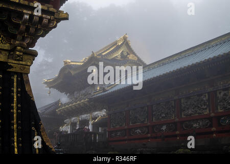 Il famoso, foglia oro coperto la Porta Yomeimon a Toshogu in Nikko, Giappone. Foto Stock