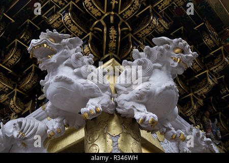 Draghi bianchi e foglia oro su Yomeimon a Toshogu in Nikko, Giappone. Foto Stock