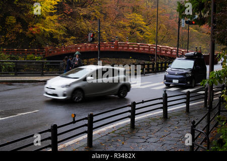 Guardando il famoso ponte Shinkyo in Nikko Giappone con il traffico intenso. Foto Stock