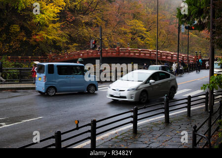 Guardando il famoso ponte Shinkyo in Nikko Giappone con il traffico intenso. Foto Stock