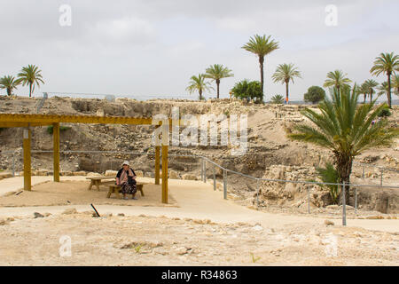 5 maggio 2018 un turista stanco prende un riposo da esplorare la città antica di Meggido nel nord di Israele. Questo posto è altrimenti noto come Armegeddon il Foto Stock