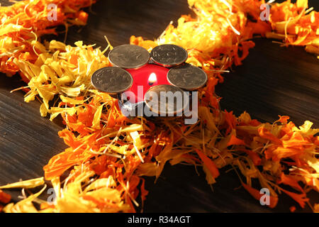 Diya isolato posto su swastik per celebrare diwali e dhanteras festival in India Foto Stock